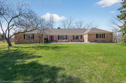 4380 Warwick Circle Dr, Grand Blanc, MI 48439