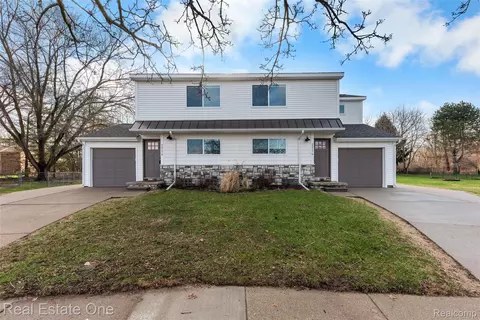 22174 Brookfield Dr, South Lyon, MI 48178