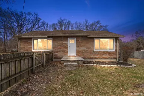 5275 Lake Grove Dr, White Lake, MI 48383