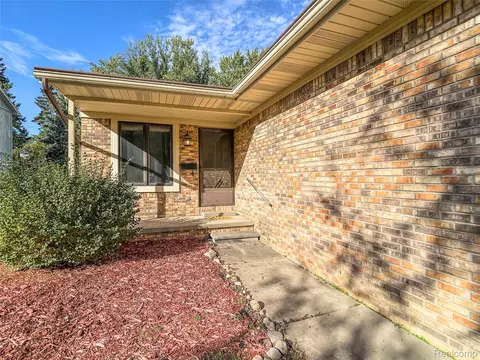 914 North Rd, Fenton, MI 48430