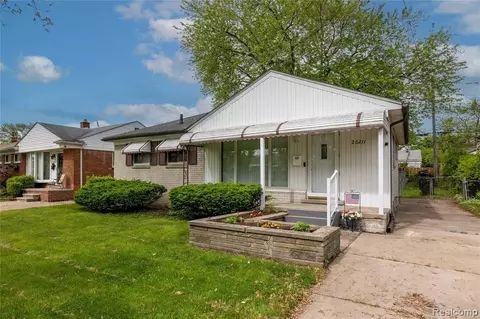 26211 Linwood St, Roseville, MI 48066