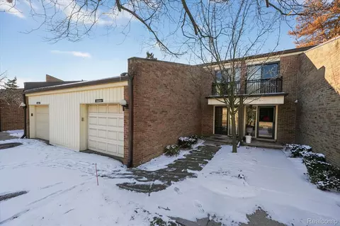 18268 University Park Dr, Livonia, MI 48152