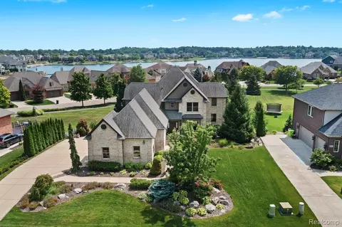 10511 Stoney Point Dr, Green Oak, MI 48178