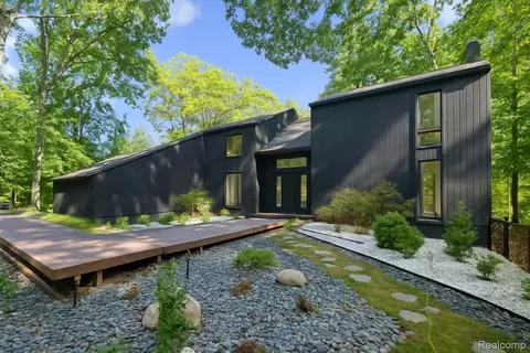 7371 Lindenmere Dr, Bloomfield Hills, MI 48301