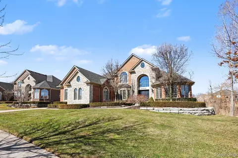 6641 Shadydale Dr, Shelby Township, MI 48316