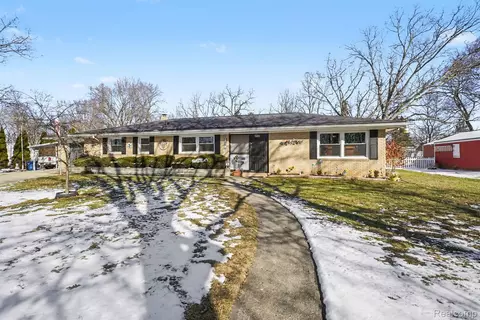 206 Clarence St, Holly, MI 48442