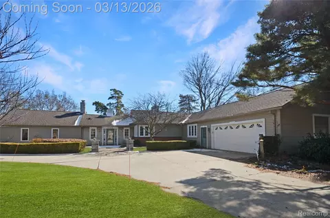 37272 Moravian Dr, Clinton Township, MI 48036