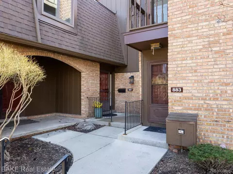 881 Greenhills Dr, Ann Arbor, MI 48105