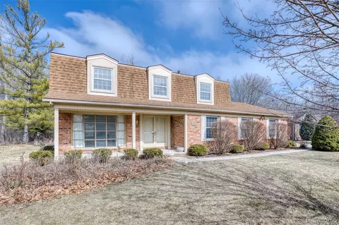 33120 Oak Hollow St, Farmington Hills, MI 48334