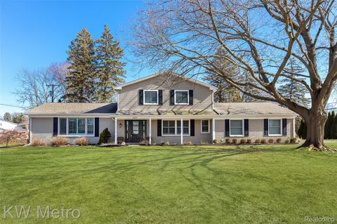 5897 Sutters Ln, Bloomfield Hills, MI 48301