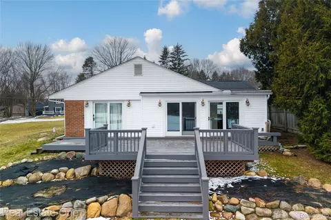 10428 King Rd, Springfield, MI 48350