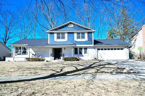 433 Dutch Mill Dr, Flushing, MI 48433