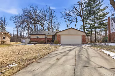 19661 Silver Spring St, Southfield, MI 48076