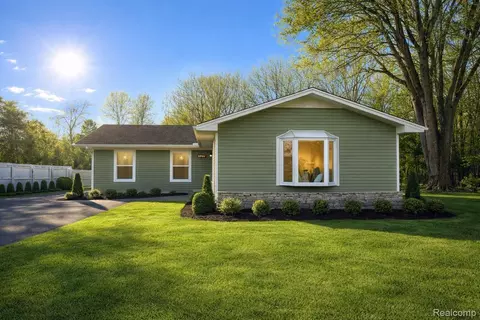3750 Alida Ave, Rochester Hills, MI 48309