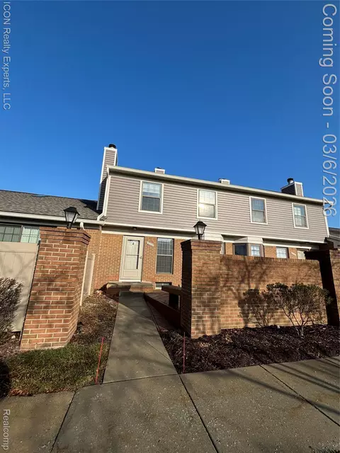 38890 Country Cir, Farmington Hills, MI 48331