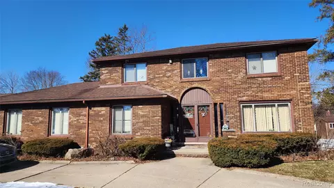 35312 Northmont Dr, Farmington Hills, MI 48331