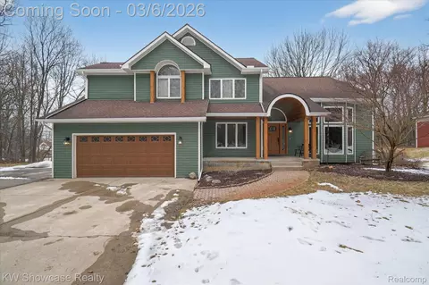 2031 Saint Clair Dr, Highland, MI 48357