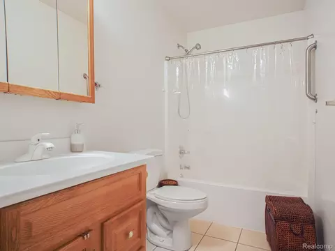Bath - 4086 Squire Hill Dr, Mount Morris, MI 48433 photo 1 of 4