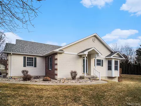 Exterior - 4086 Squire Hill Dr, Mount Morris, MI 48433 photo 2 of 7