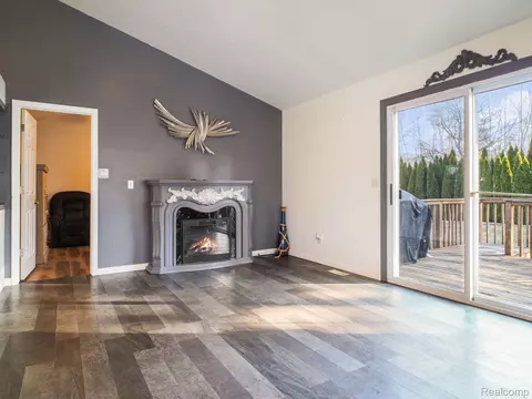 Living - 4086 Squire Hill Dr, Mount Morris, MI 48433 photo 4 of 6