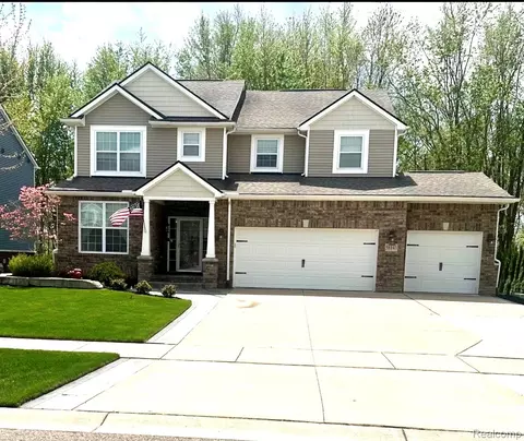 58143 Sunflower Cir S, Lyon, MI 48165