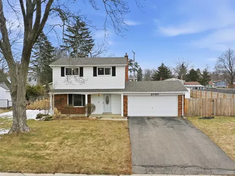 2740 Caterham Dr, Waterford, MI 48329