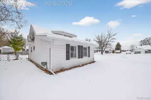 2754 Fishermans Dr, Highland, MI 48356