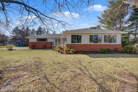 5388 Daniel Dr, Brighton, MI 48114