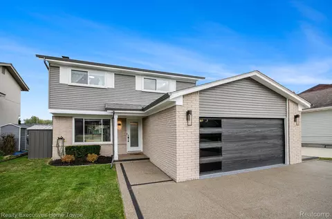 37762 Huron Pointe Dr, Harrison, MI 48045