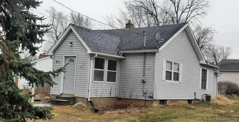 911 W Silver Lake Rd, Fenton, MI 48430
