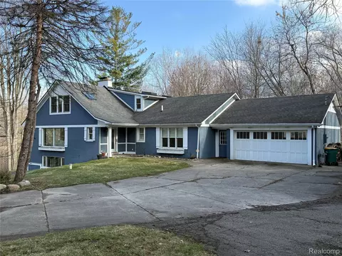 26057 Hidden Valley Dr, Farmington Hills, MI 48331