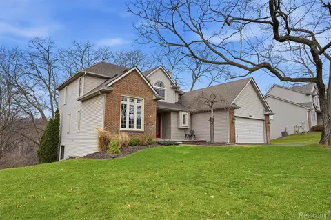 7288 Foxgate Dr, Green Oak, MI 48116