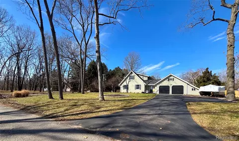 11834 Eriksen Dr, Pinckney, MI 48169