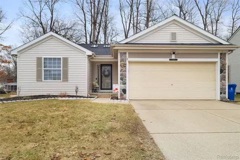 3309 Hilltop Dr, Holly, MI 48442