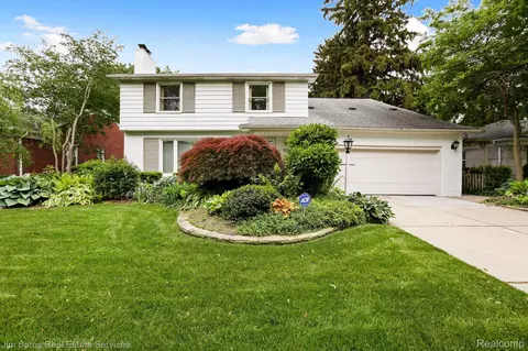 20114 Fairway Dr, Grosse Pointe Woods, MI 48236