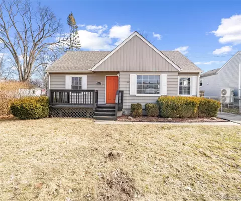 8916 Deering St, Livonia, MI 48150