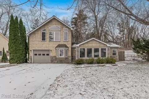 8955 Maplewood Ave, Independence, MI 48348