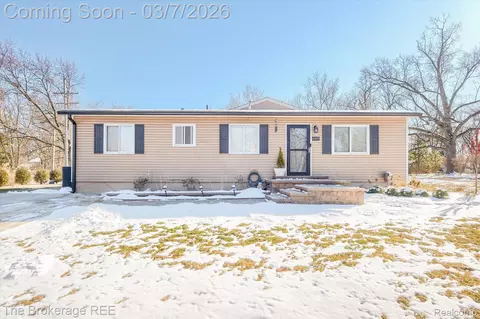 4405 Green Lake Rd, West Bloomfield, MI 48323
