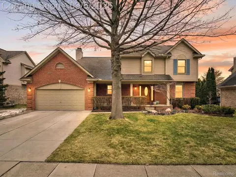 18464 Glengarry Dr, Livonia, MI 48152