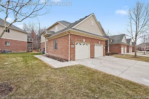 29424 Woodpark Cir, Warren, MI 48092