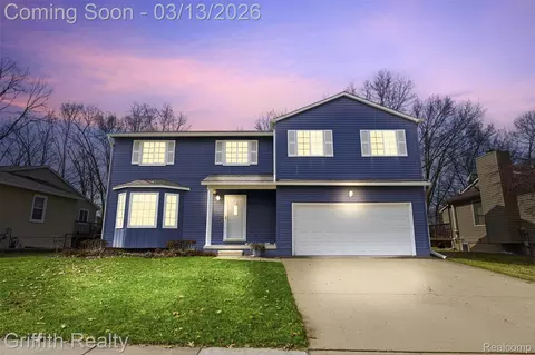 886 Alpine Dr, Brighton, MI 48116