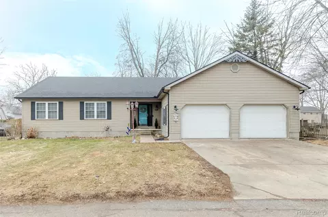 4587 N 5th St, Luna Pier, MI 48157