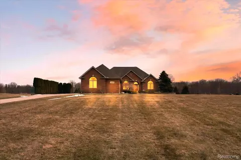5585 Leah Ln, Almont, MI 48003