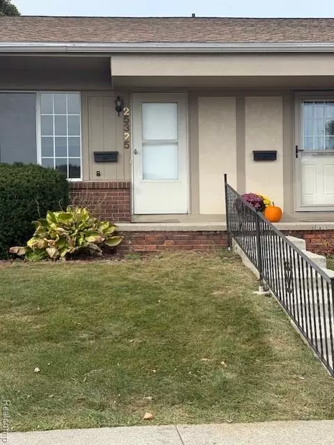 25325 Potomac Dr #3, South Lyon, MI 48178