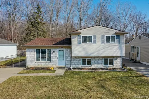 25145 Orchid St, Harrison, MI 48045