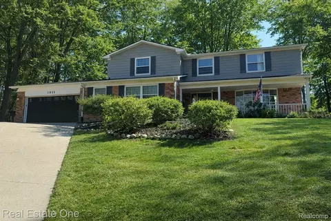 1811 Campus Ct, Rochester Hills, MI 48309