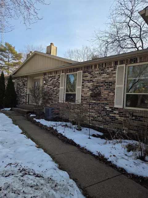 2513 Golden Shores Dr, Fenton, MI 48430