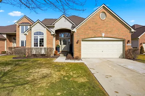6140 Warwick Dr #6, Commerce, MI 48382