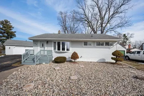 36 Osage Cir, Waterford, MI 48328