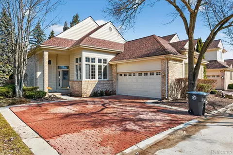 38150 N Vista Dr, Livonia, MI 48152